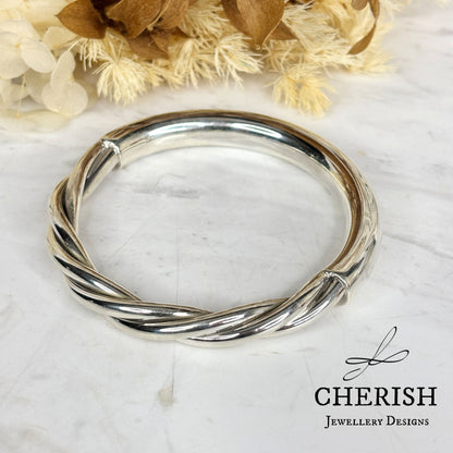 Round Bangle with half Cable twist
